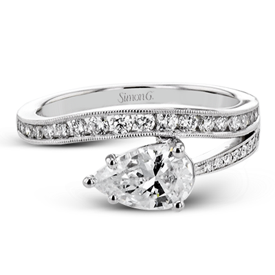 Engagement Ring in 18k Gold with Diamonds
