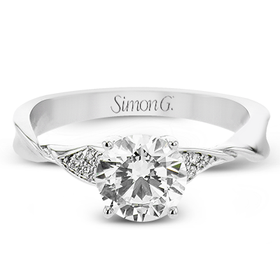 Engagement Ring in 18k Gold with Diamonds