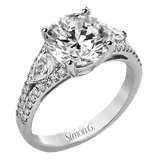Engagement Ring in 18k Gold with Diamonds