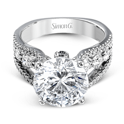 Engagement Ring in 18k Gold with Diamonds