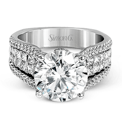 Engagement Ring in 18k Gold with Diamonds