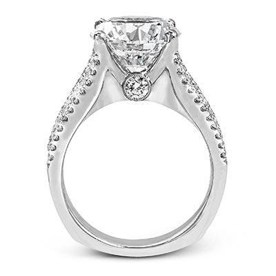 Engagement Ring in 18k Gold with Diamonds