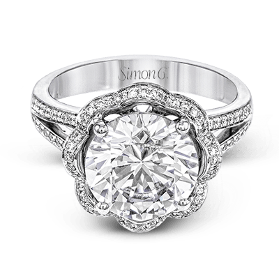Engagement Ring in 18k Gold with Diamonds