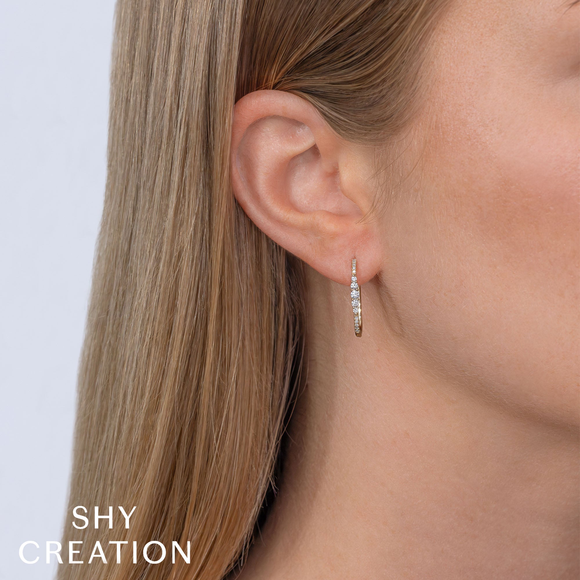 0.29CT 14K W/G DIAMOND OVAL HOOP EARRING