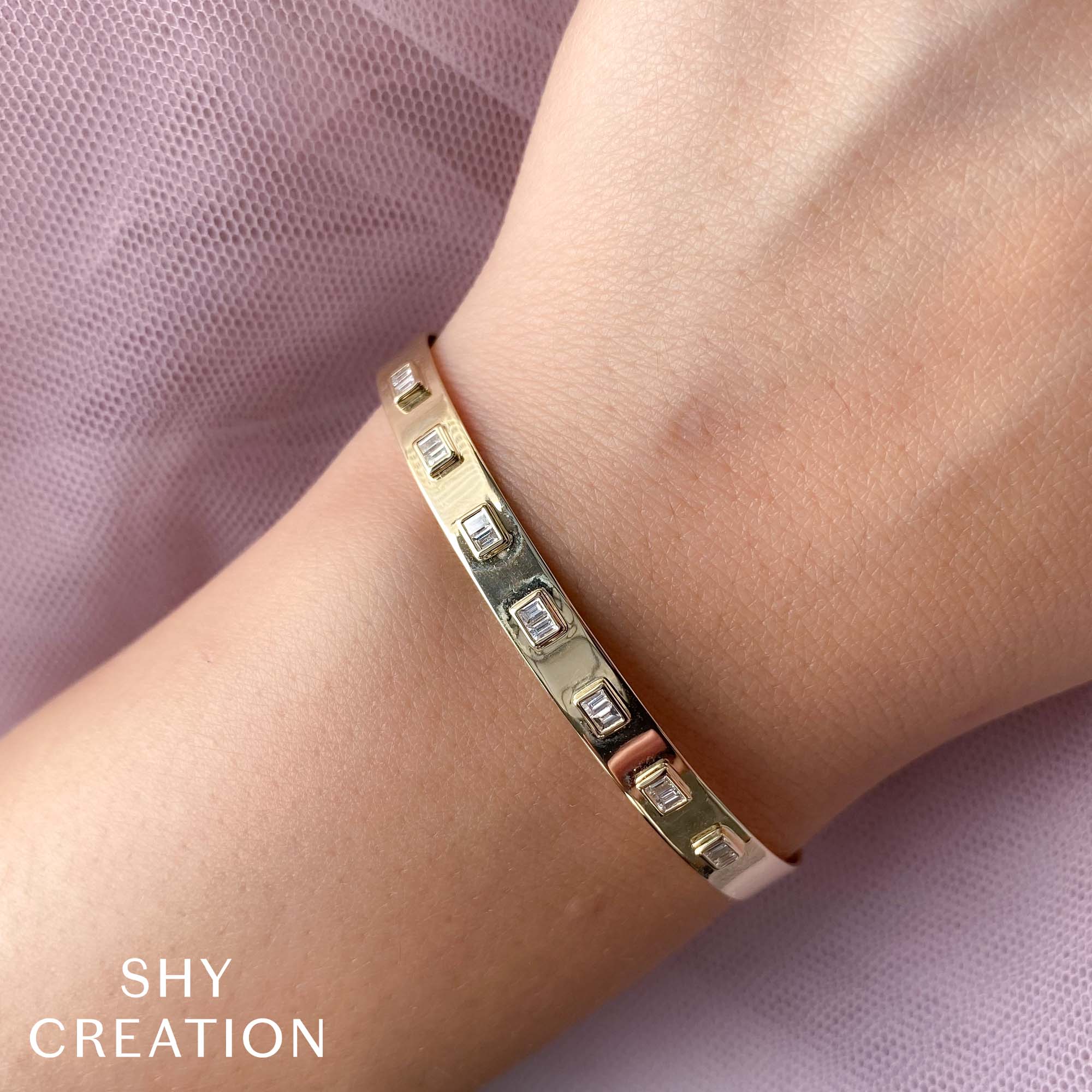 0.46CT 14K Y/G DIAMOND BAGUETTE LATCH LOCK BANGLE