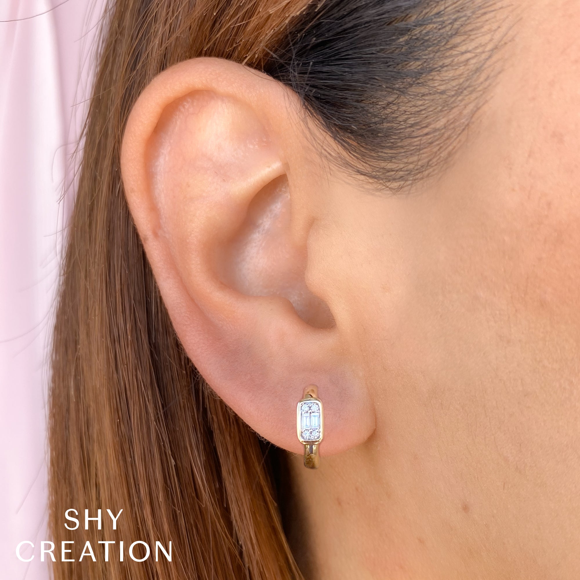 0.14CT 14K W/G DIAMOND BAGUETTE HUGGIE EARRING